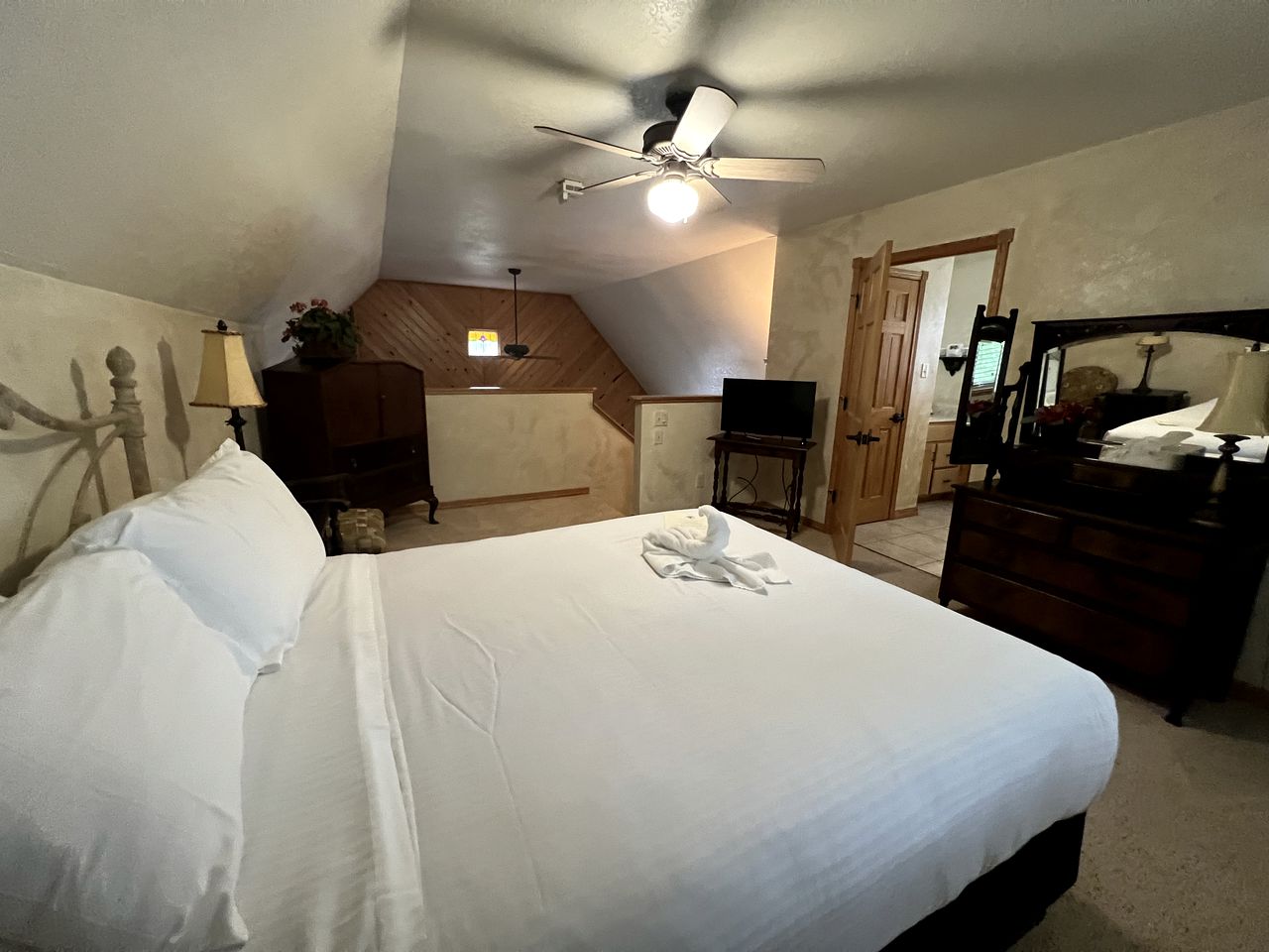 Delightful Lake Cottage with Tennis Court, Pool and Views in Mount Ida, Arkansas