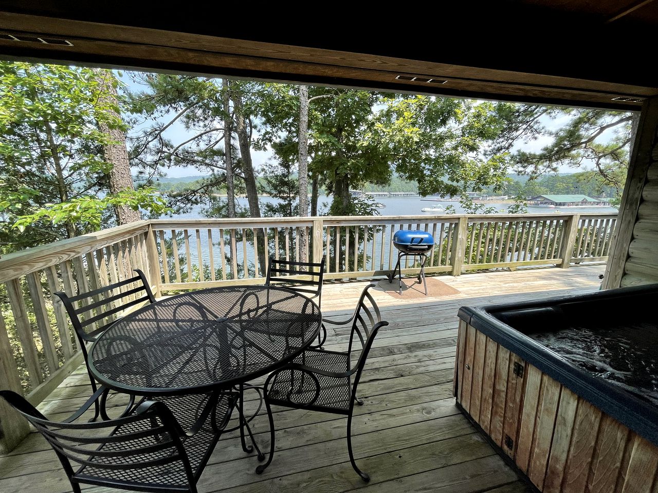 Delightful Lake Cottage with Tennis Court, Pool and Views in Mount Ida, Arkansas