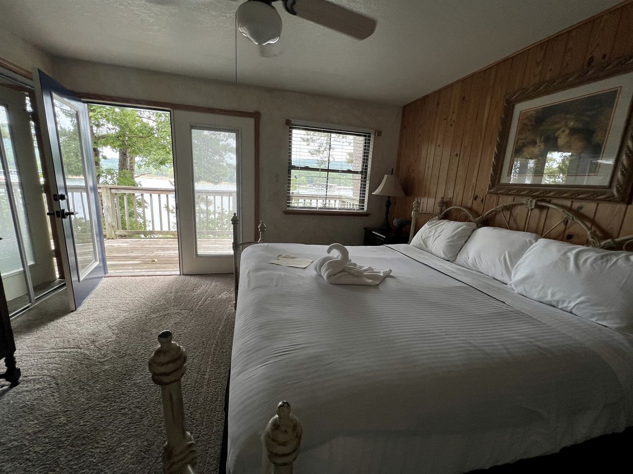 Delightful Lake Cottage with Tennis Court, Pool and Views in Mount Ida, Arkansas