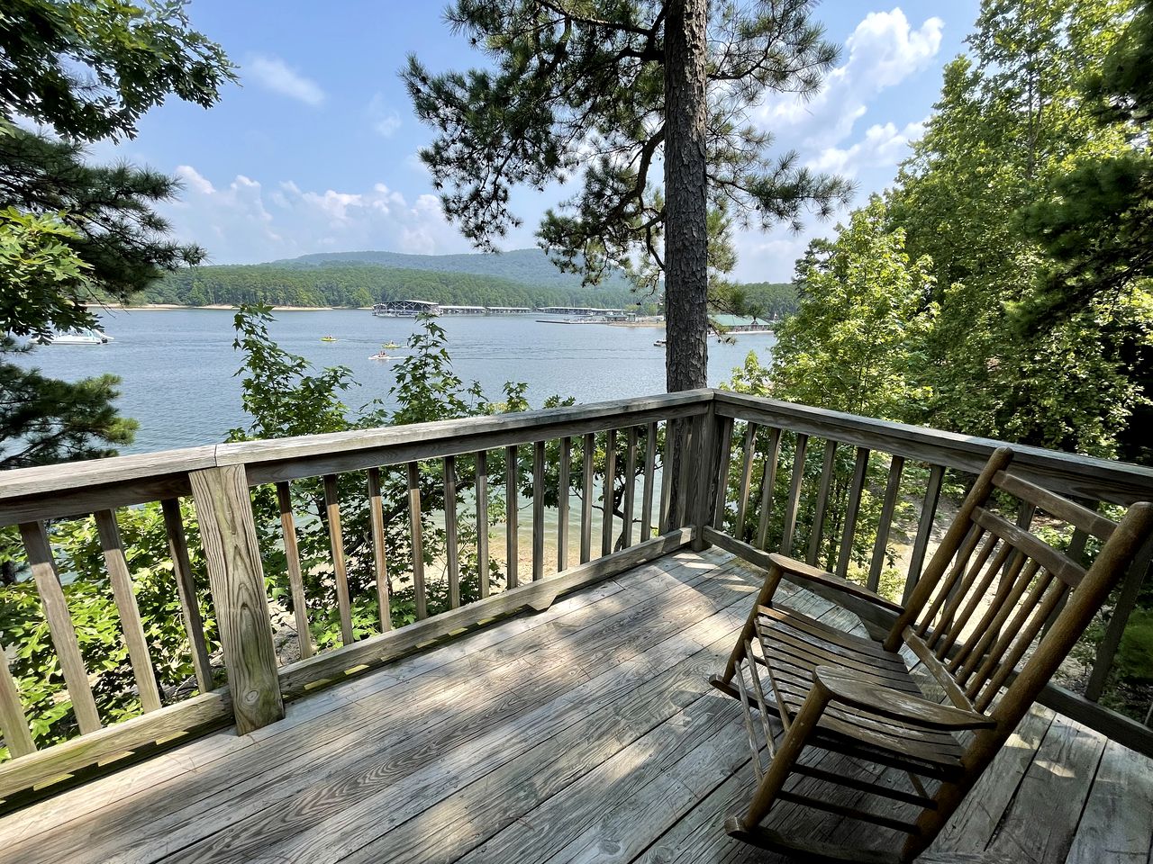 Delightful Lake Cottage with Tennis Court, Pool and Views in Mount Ida, Arkansas