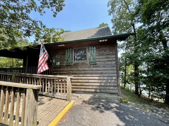 Delightful Lake Cottage with Tennis Court, Pool and Views in Mount Ida, Arkansas