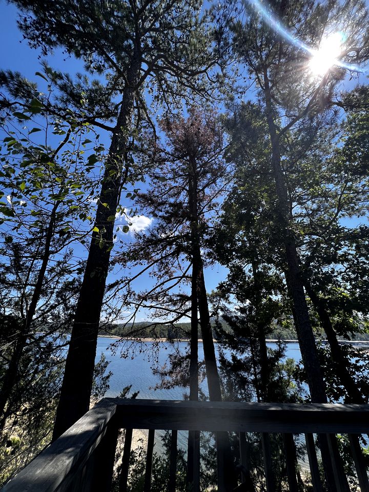 Delightful Lake Cottage with Tennis Court, Pool and Views in Mount Ida, Arkansas