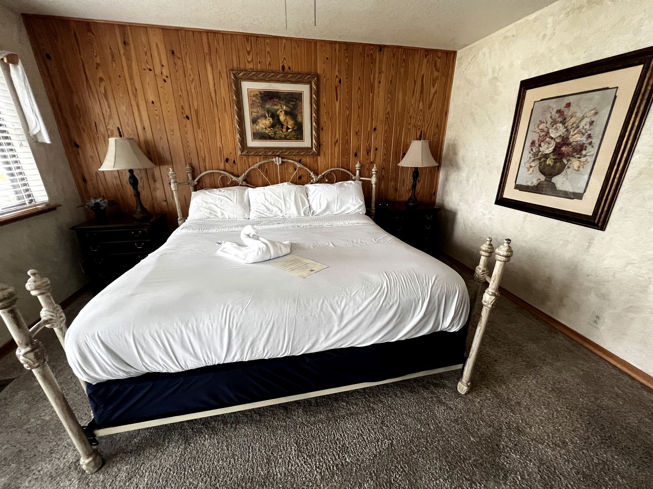 Delightful Lake Cottage with Tennis Court, Pool and Views in Mount Ida, Arkansas