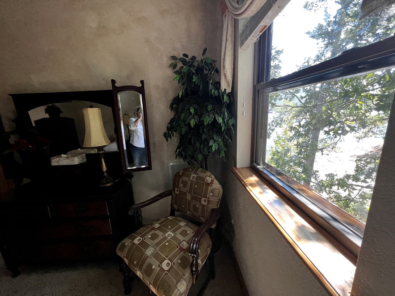 Delightful Lake Cottage with Tennis Court, Pool and Views in Mount Ida, Arkansas