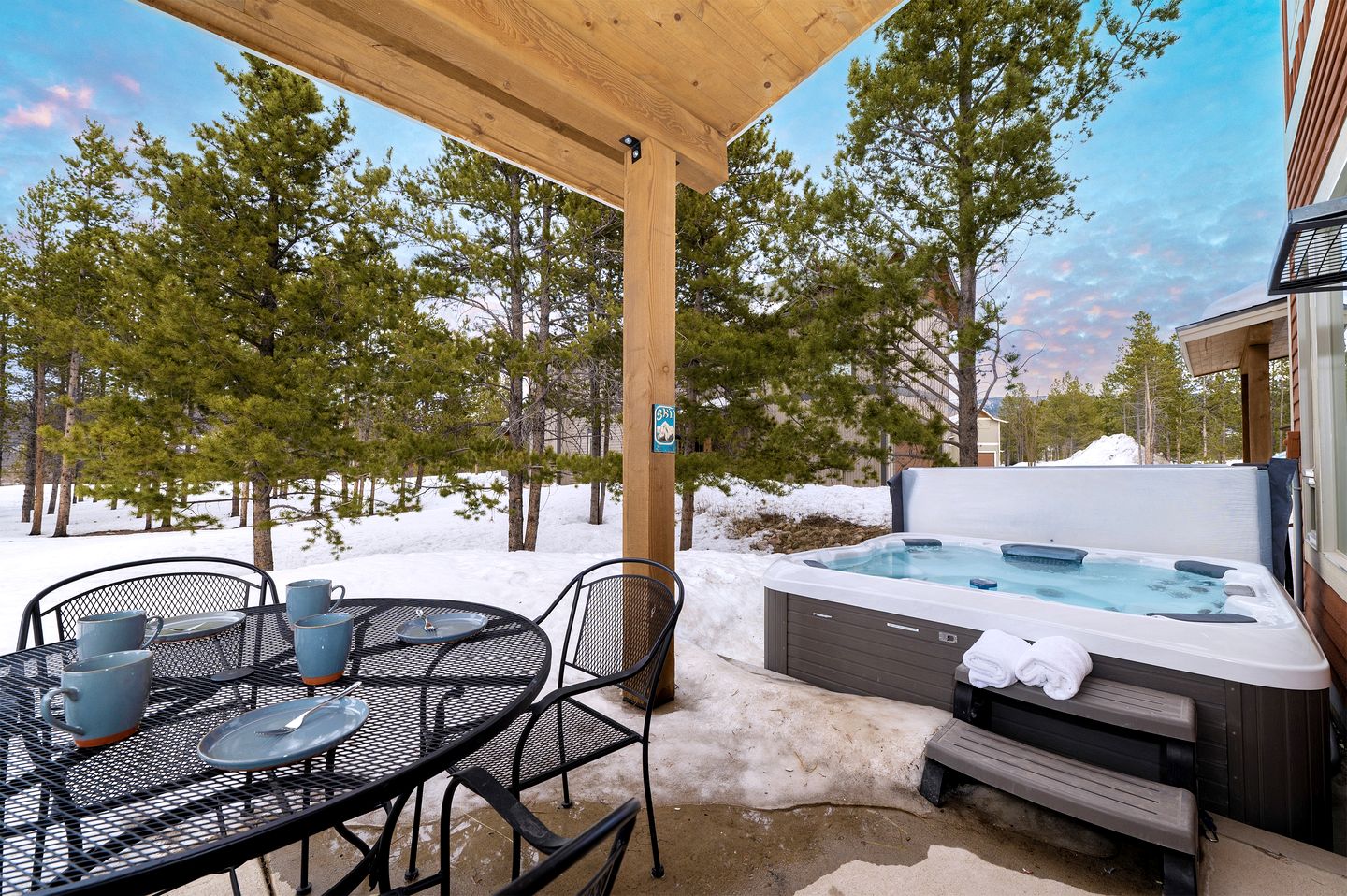 Stunning Vacation Rental with Hot Tub near Grand Park Recreation Center in Fraser, Colorado
