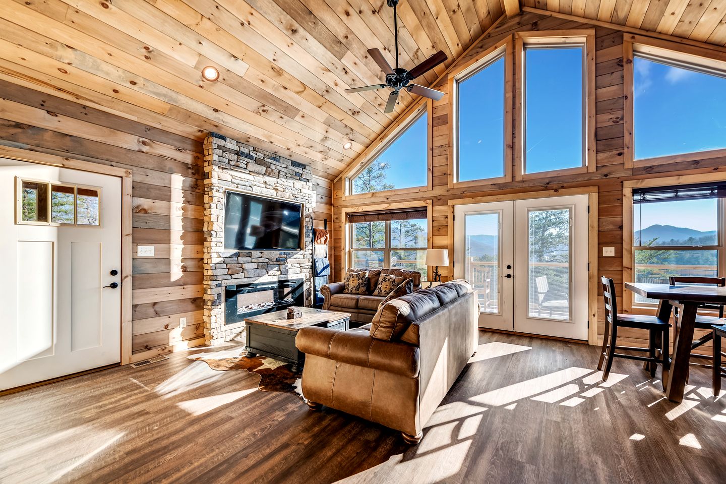 Splendid Luminous Cabin with Spa and Fire Pit in Sevierville, Tennessee