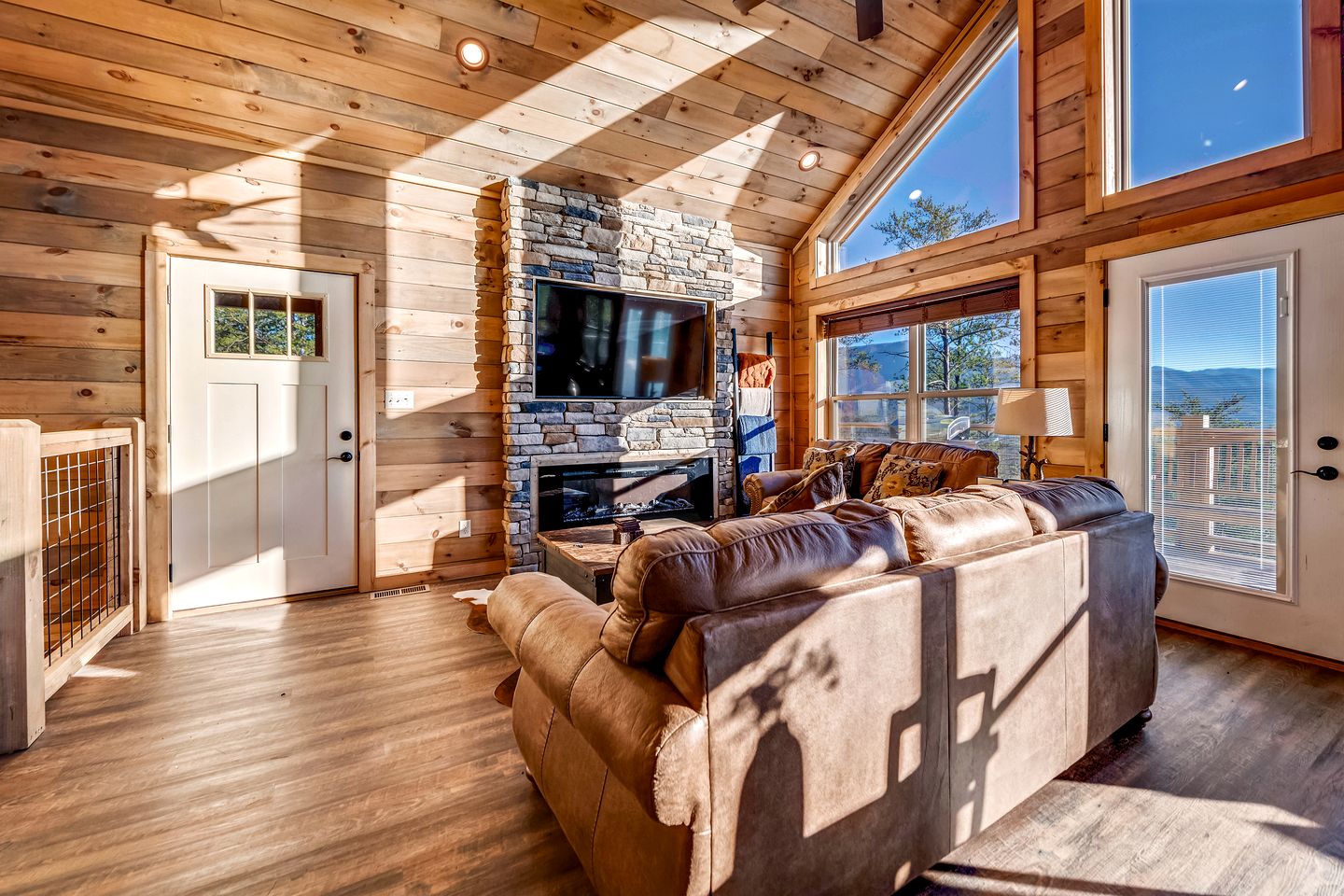 Splendid Luminous Cabin with Spa and Fire Pit in Sevierville, Tennessee
