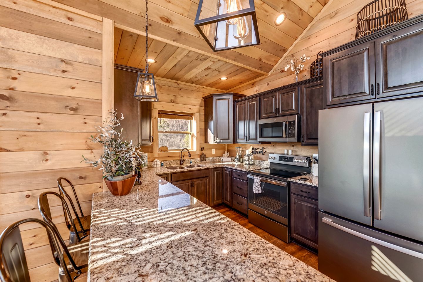 Splendid Luminous Cabin with Spa and Fire Pit in Sevierville, Tennessee