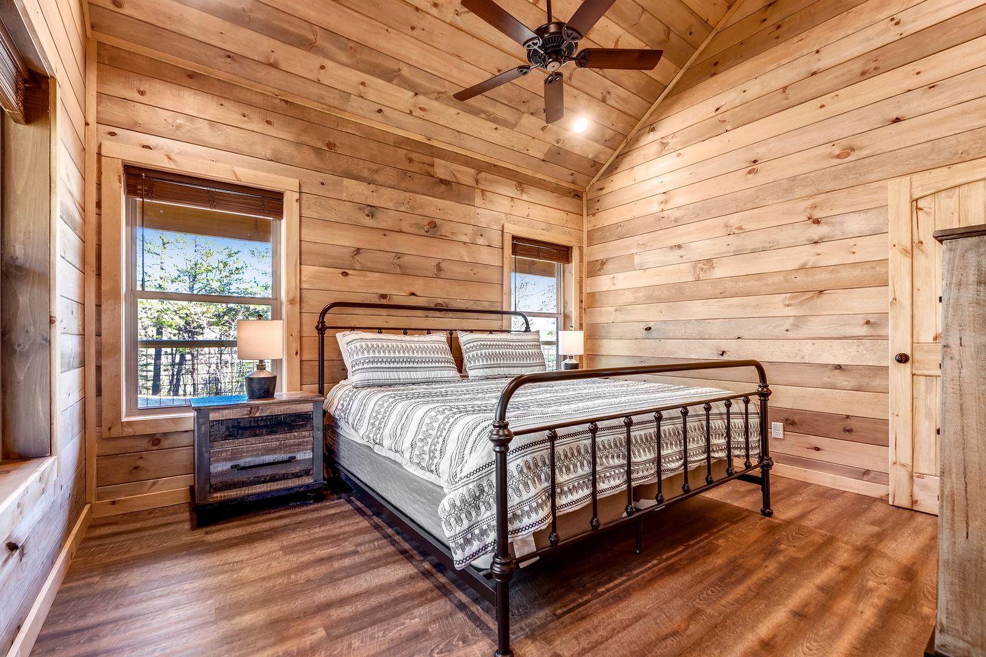 Splendid Luminous Cabin with Spa and Fire Pit in Sevierville, Tennessee