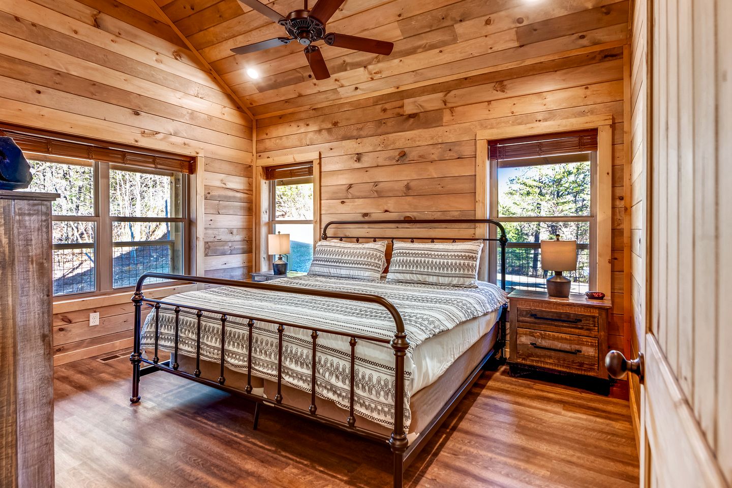 Splendid Luminous Cabin with Spa and Fire Pit in Sevierville, Tennessee