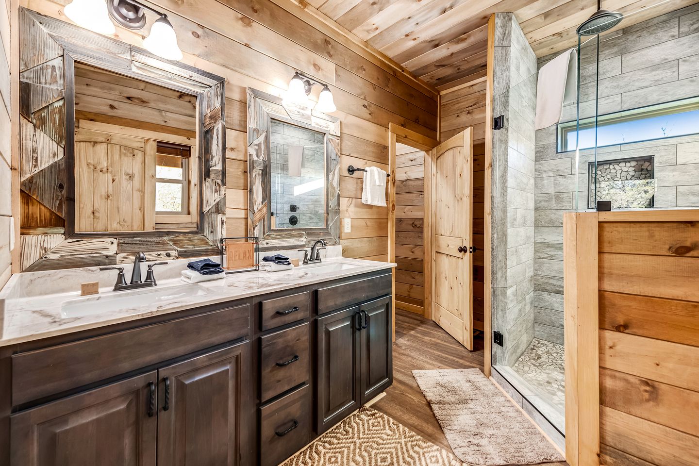 Splendid Luminous Cabin with Spa and Fire Pit in Sevierville, Tennessee