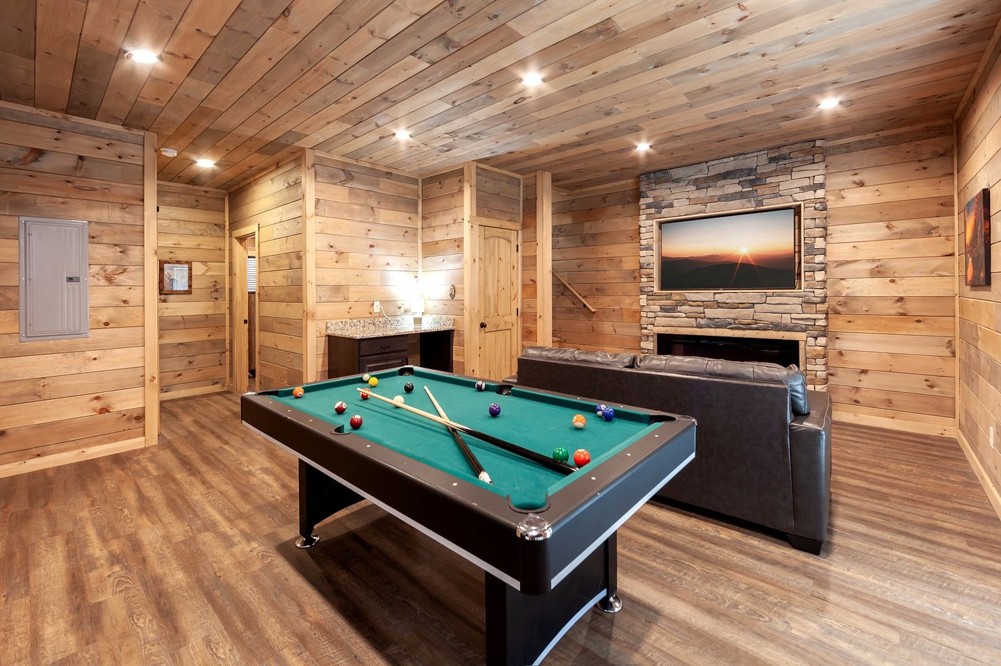 Splendid Luminous Cabin with Spa and Fire Pit in Sevierville, Tennessee