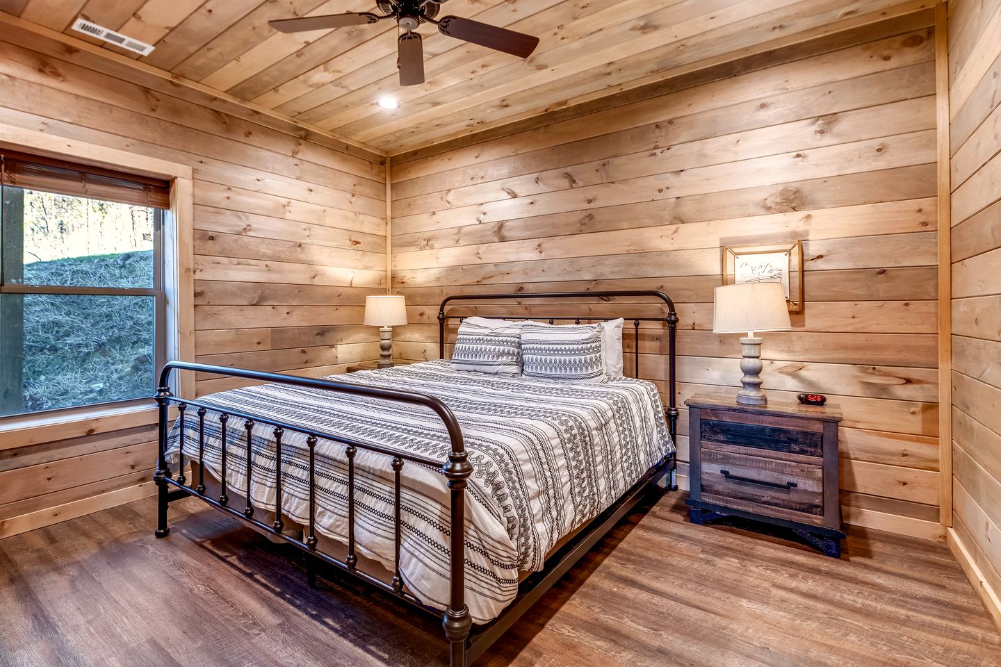 Splendid Luminous Cabin with Spa and Fire Pit in Sevierville, Tennessee