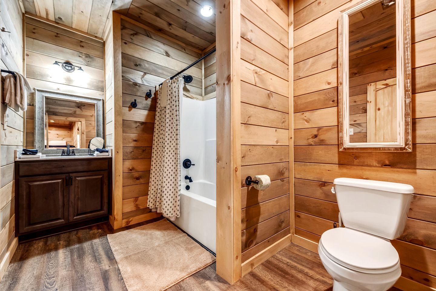 Splendid Luminous Cabin with Spa and Fire Pit in Sevierville, Tennessee