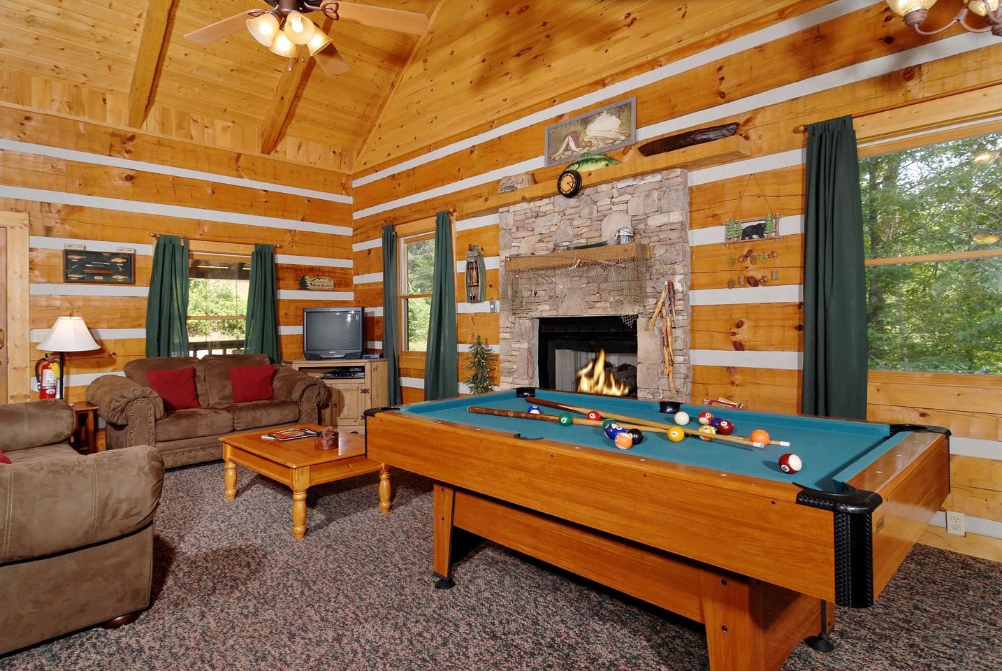 Rustic Getaway Cabin with Hot Tub, Pool Table, and PlayStation near Smokies in Gatlinburg, Tennessee