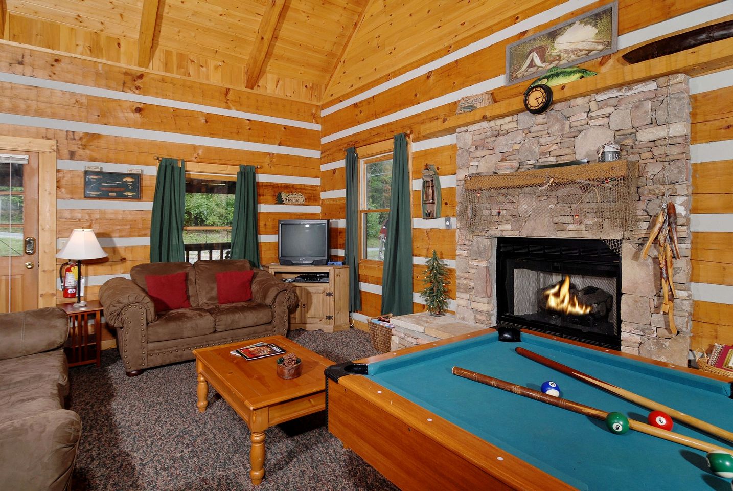 Rustic Getaway Cabin with Hot Tub, Pool Table, and PlayStation near Smokies in Gatlinburg, Tennessee
