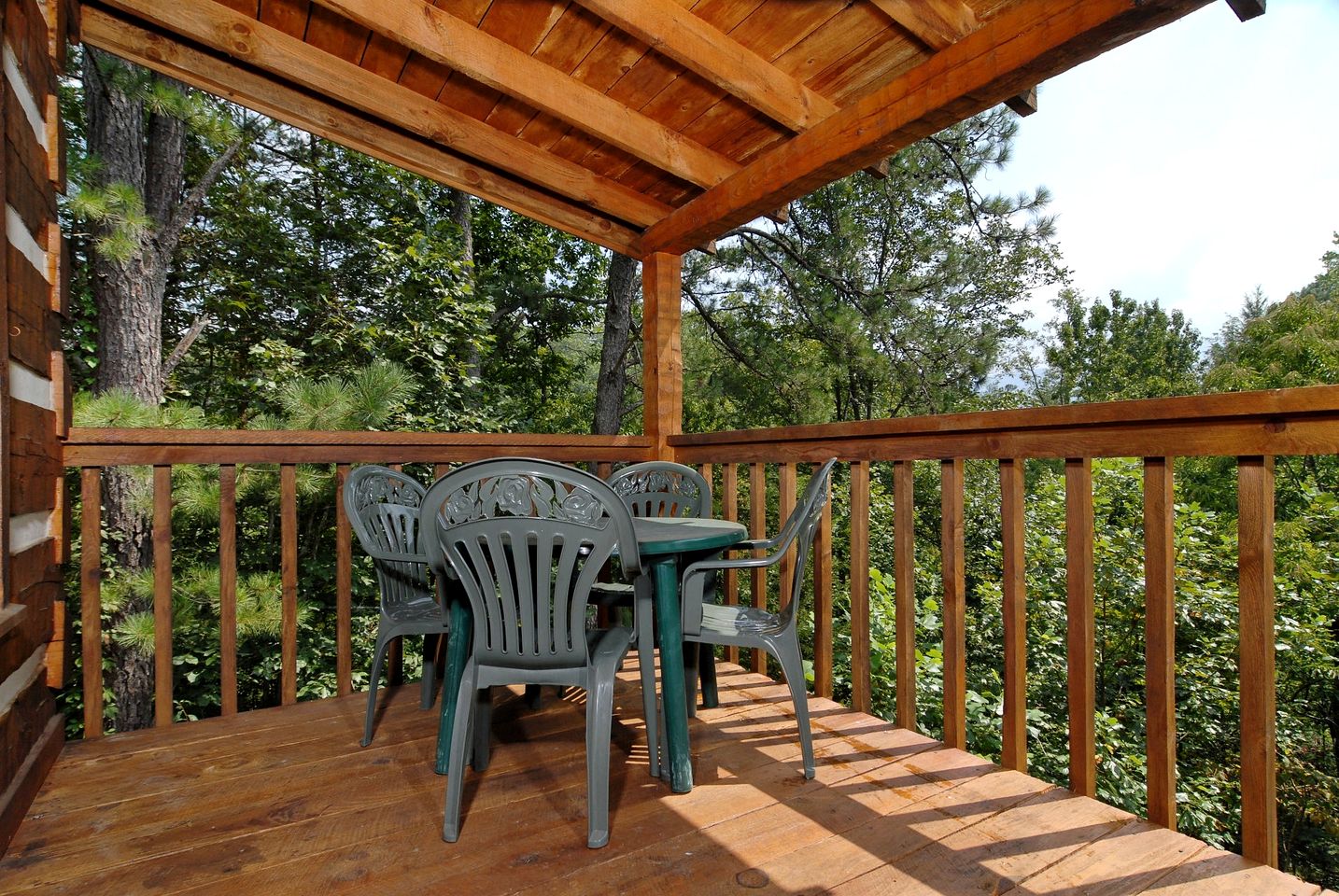Rustic Getaway Cabin with Hot Tub, Pool Table, and PlayStation near Smokies in Gatlinburg, Tennessee