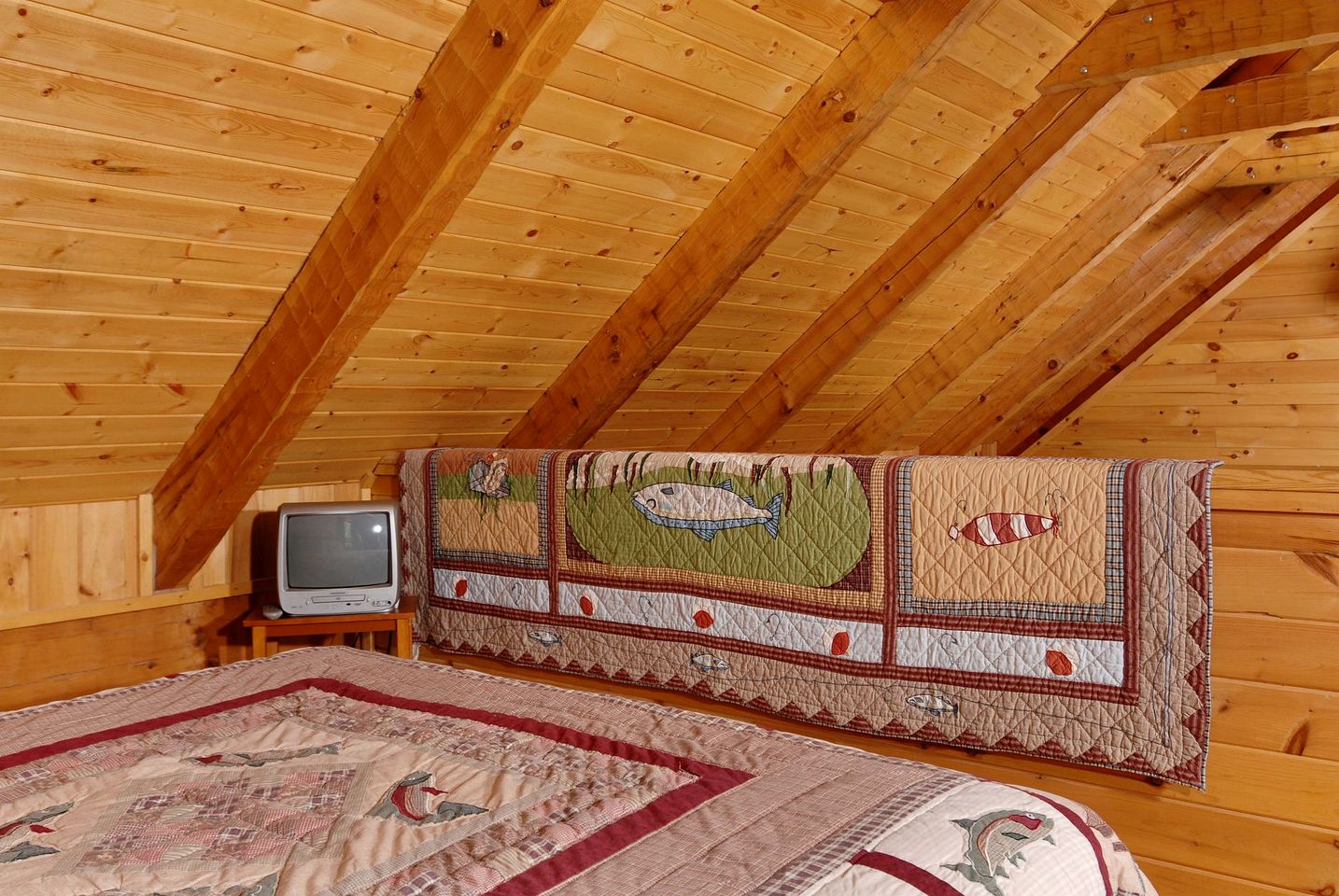 Rustic Getaway Cabin with Hot Tub, Pool Table, and PlayStation near Smokies in Gatlinburg, Tennessee