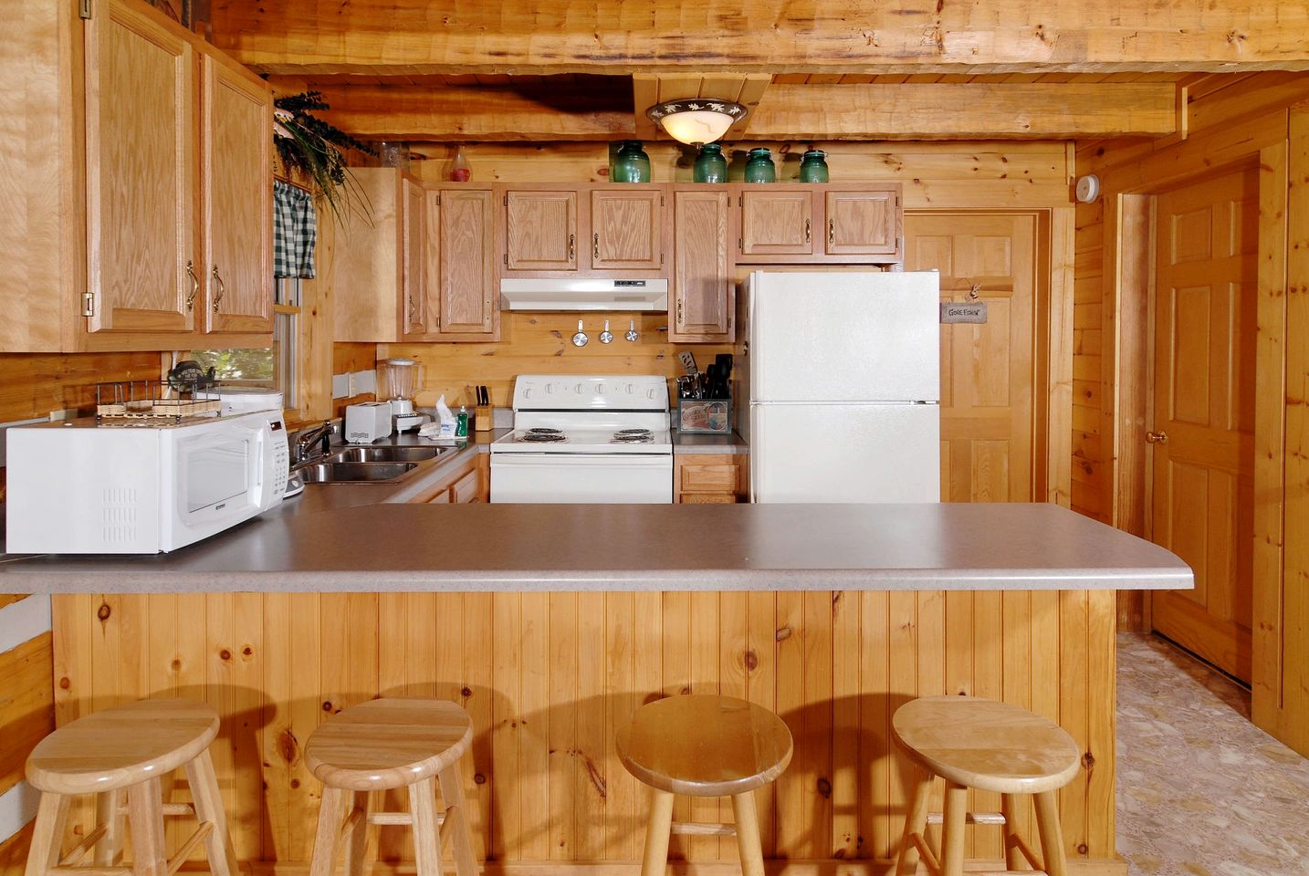 Rustic Getaway Cabin with Hot Tub, Pool Table, and PlayStation near Smokies in Gatlinburg, Tennessee
