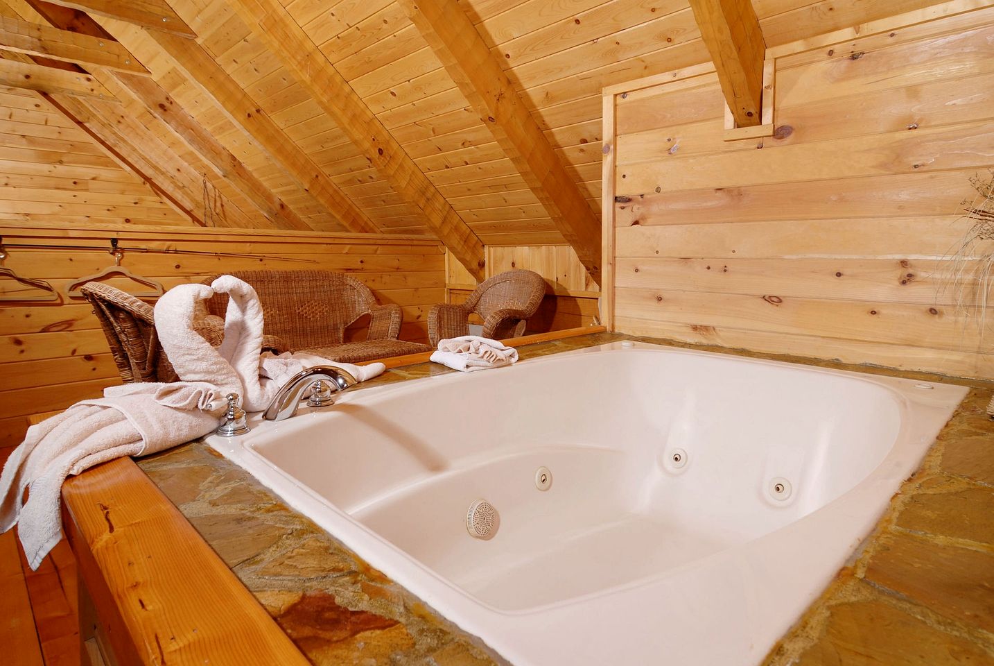 Rustic Getaway Cabin with Hot Tub, Pool Table, and PlayStation near Smokies in Gatlinburg, Tennessee