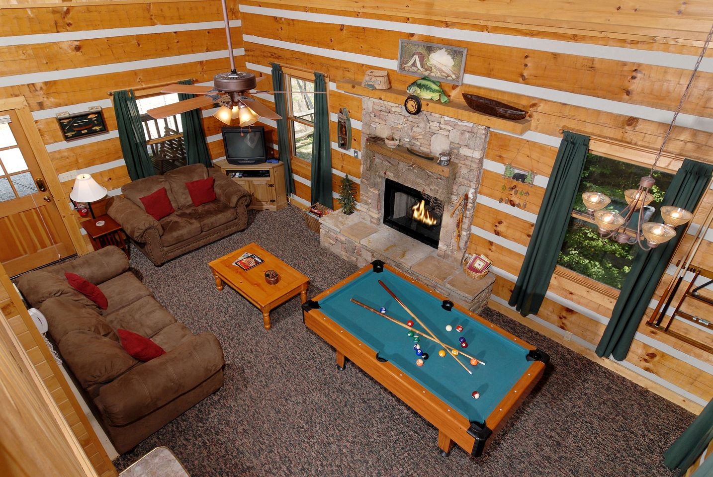 Rustic Getaway Cabin with Hot Tub, Pool Table, and PlayStation near Smokies in Gatlinburg, Tennessee