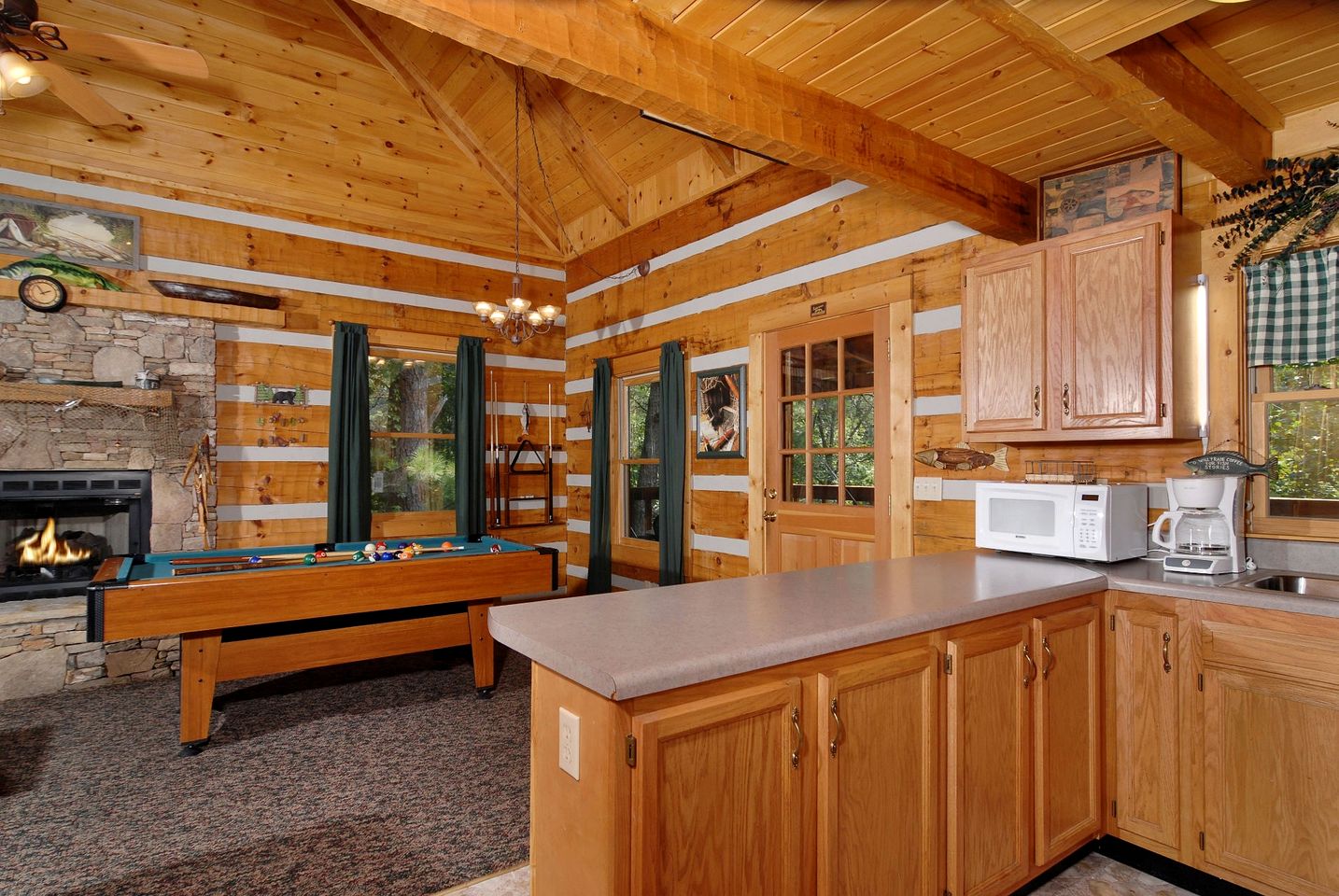 Rustic Getaway Cabin with Hot Tub, Pool Table, and PlayStation near Smokies in Gatlinburg, Tennessee