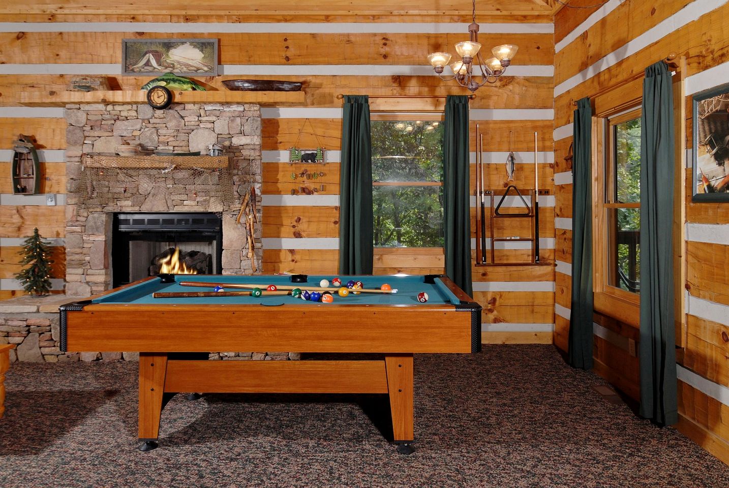 Rustic Getaway Cabin with Hot Tub, Pool Table, and PlayStation near Smokies in Gatlinburg, Tennessee
