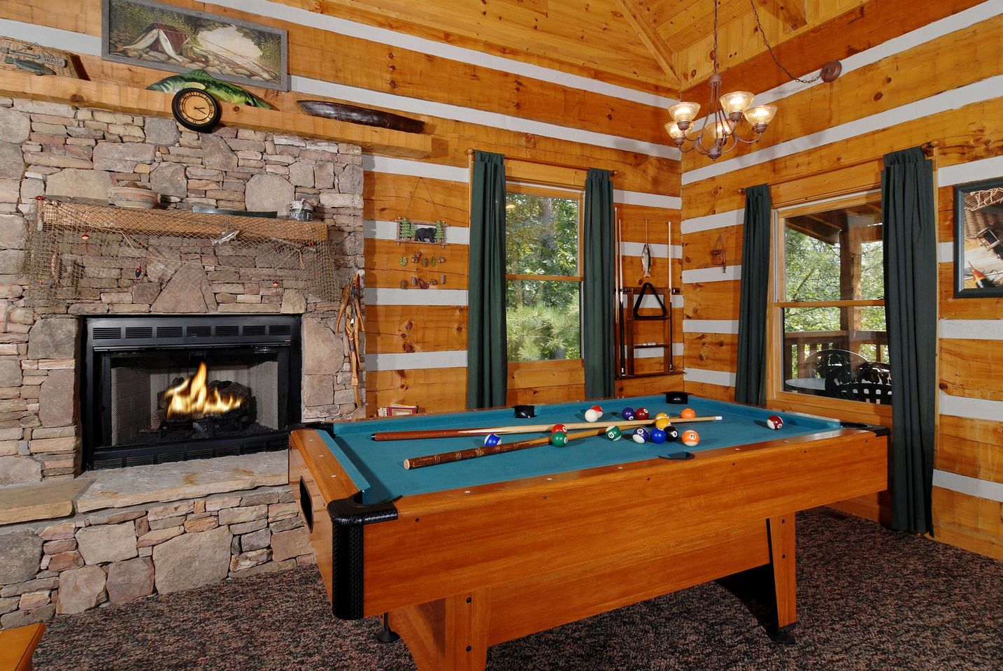 Rustic Getaway Cabin with Hot Tub, Pool Table, and PlayStation near Smokies in Gatlinburg, Tennessee