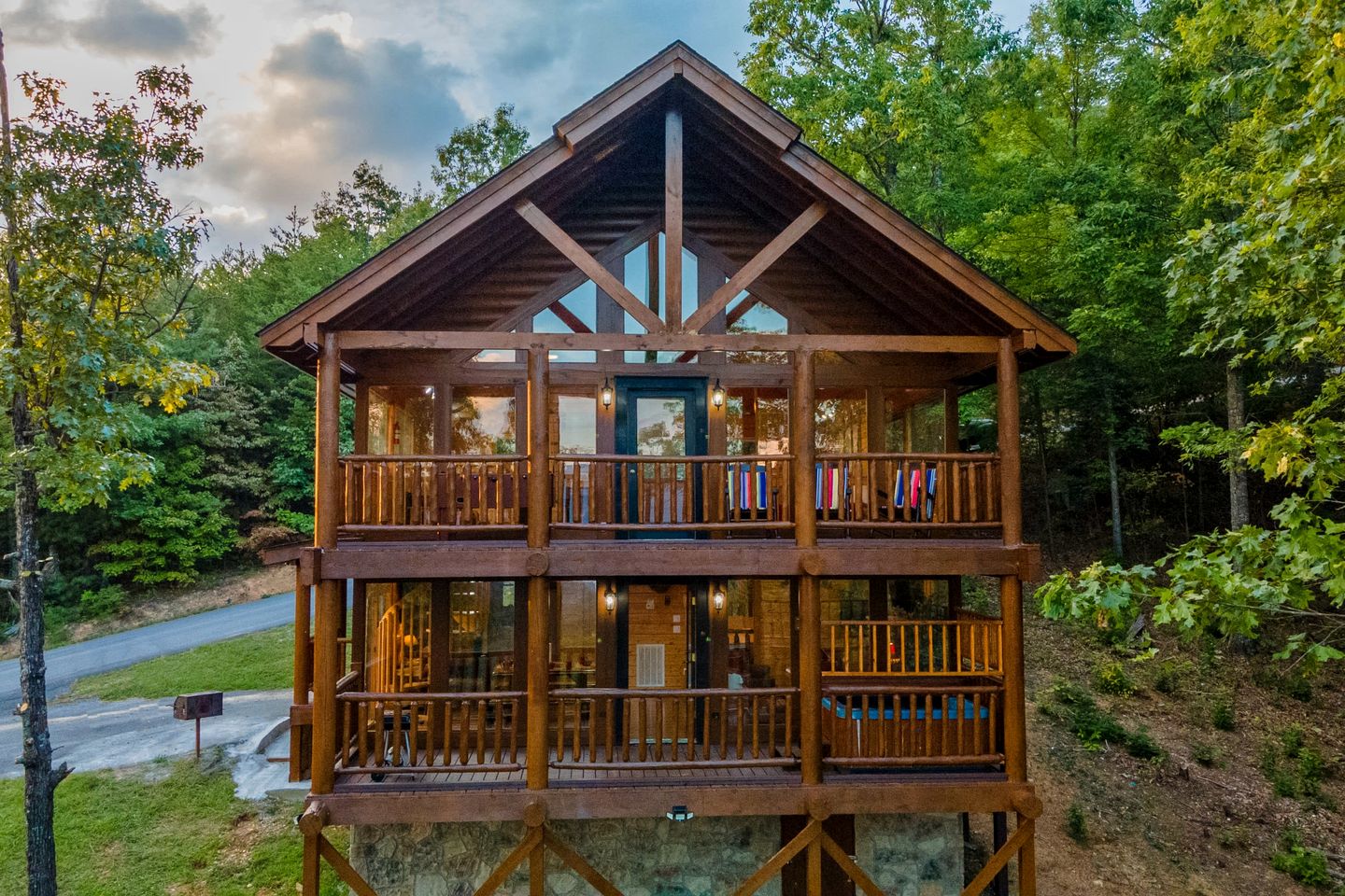 Secluded Luxury Cabin with Hot Tub & Game Room near Pigeon Forge, Tennessee