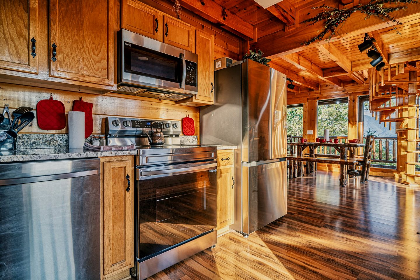 Secluded Luxury Cabin with Hot Tub & Game Room near Pigeon Forge, Tennessee