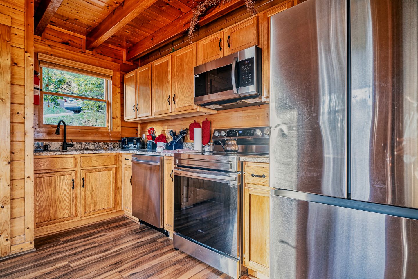 Secluded Luxury Cabin with Hot Tub & Game Room near Pigeon Forge, Tennessee