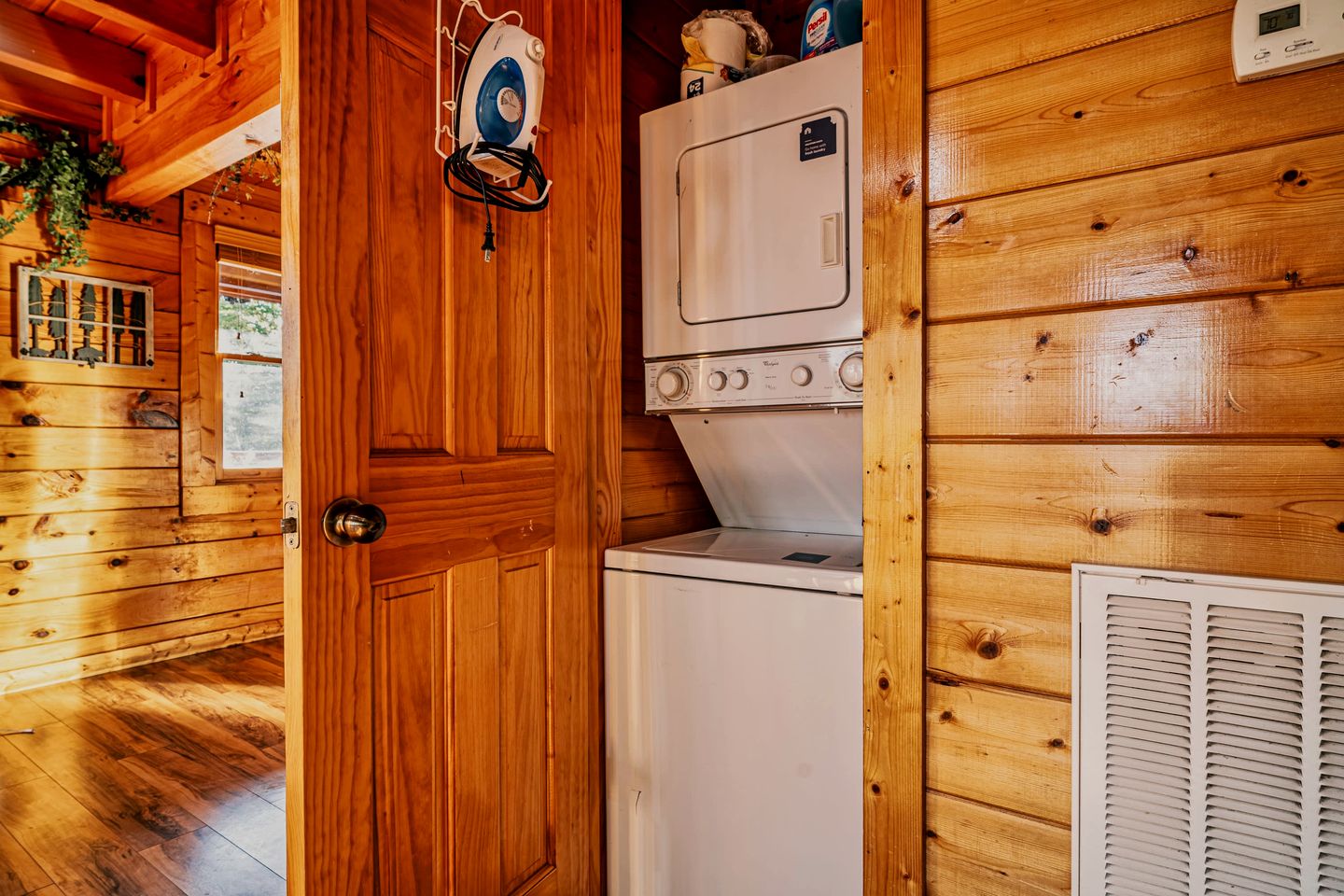 Secluded Luxury Cabin with Hot Tub & Game Room near Pigeon Forge, Tennessee