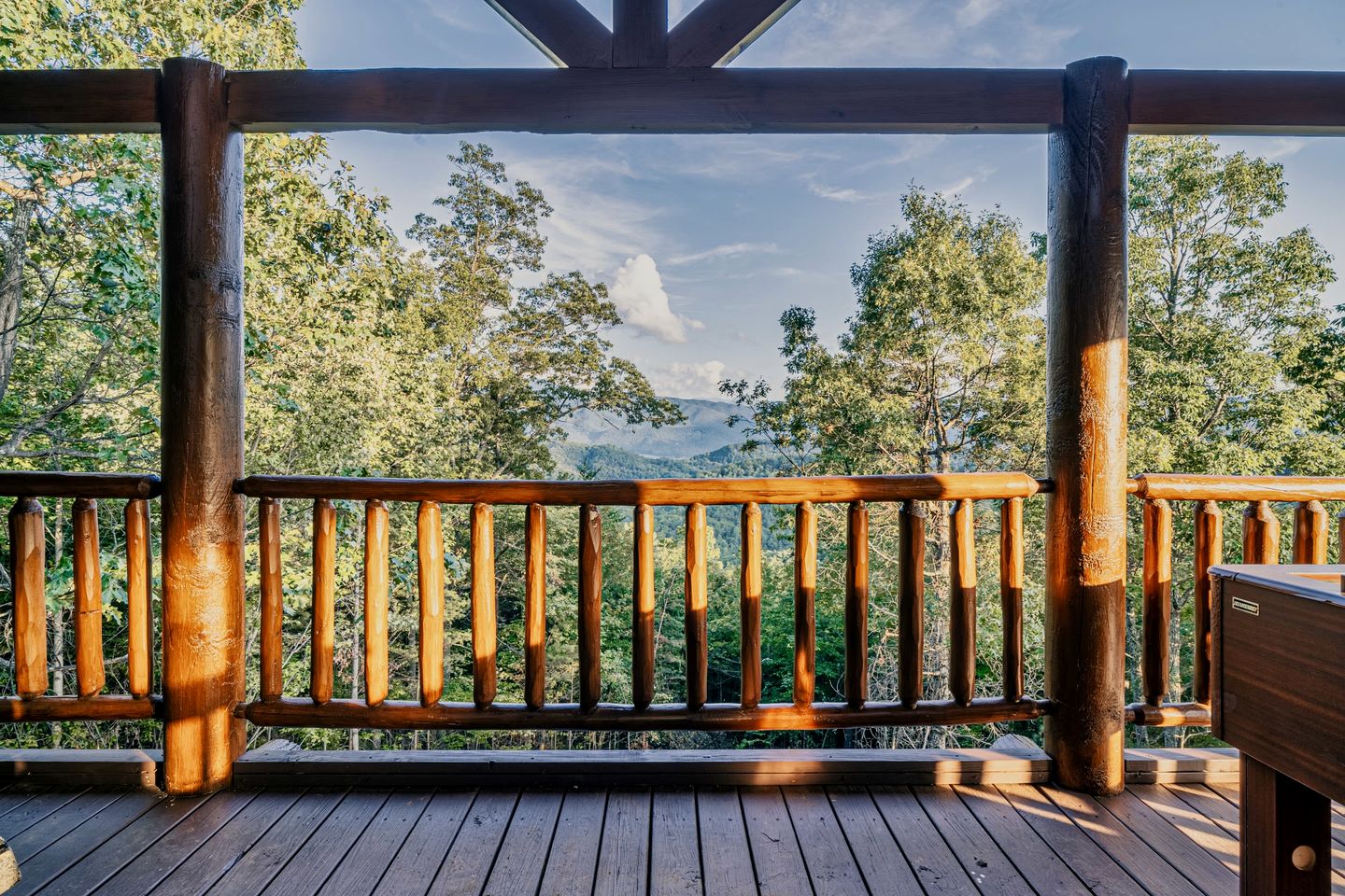 Secluded Luxury Cabin with Hot Tub & Game Room near Pigeon Forge, Tennessee