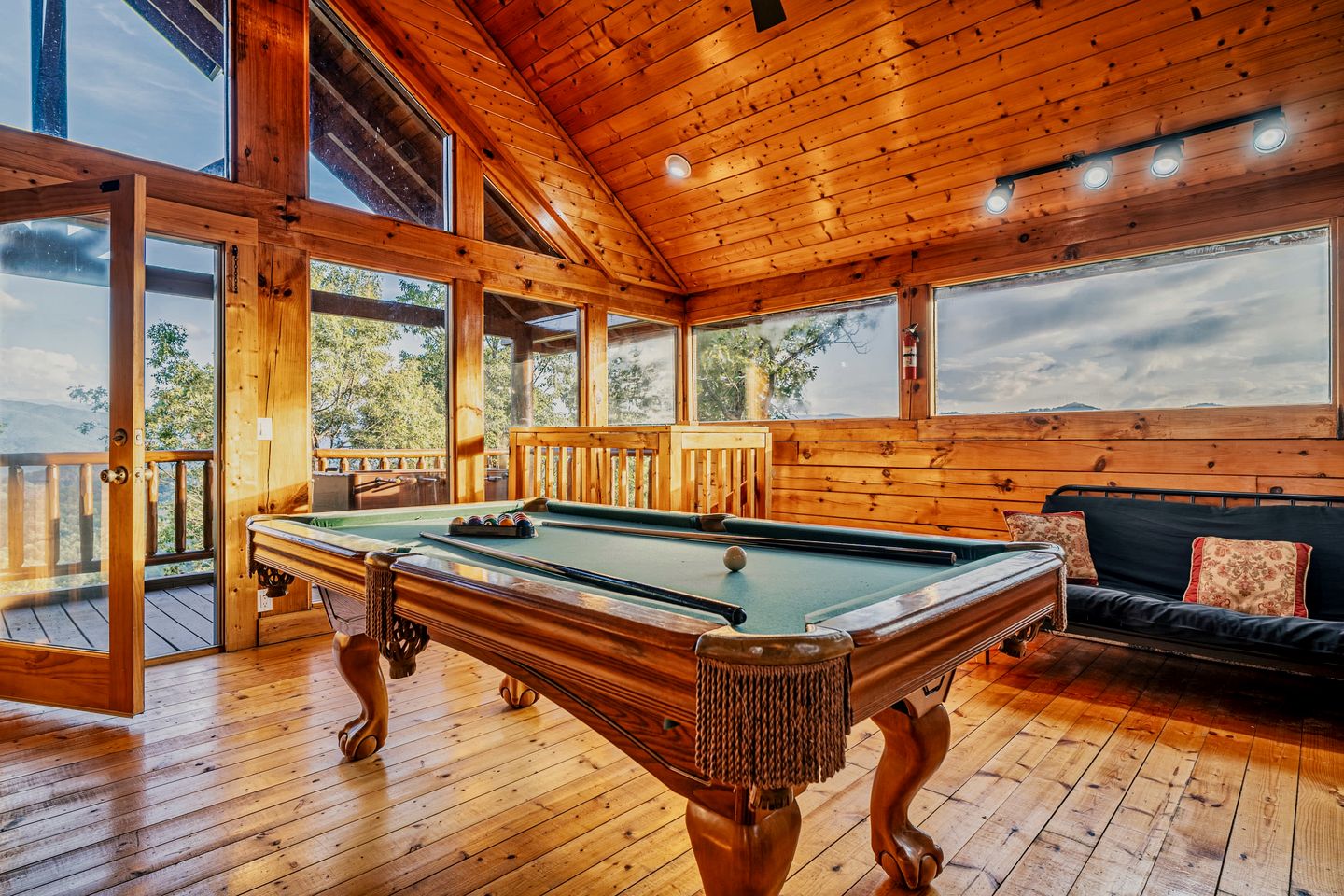 Secluded Luxury Cabin with Hot Tub & Game Room near Pigeon Forge, Tennessee