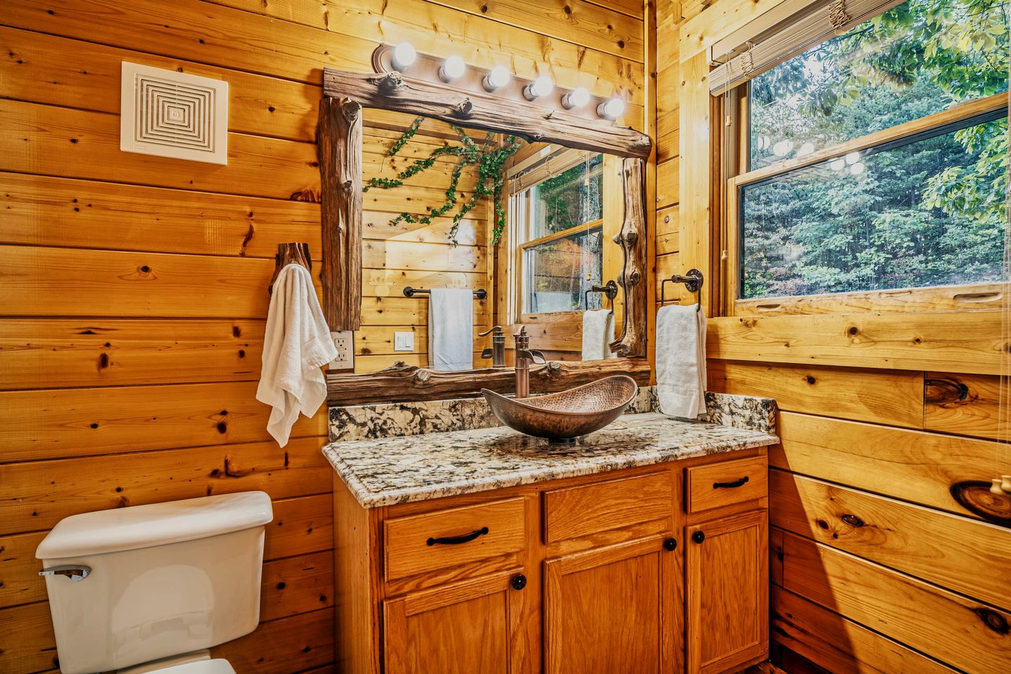 Secluded Luxury Cabin with Hot Tub & Game Room near Pigeon Forge, Tennessee