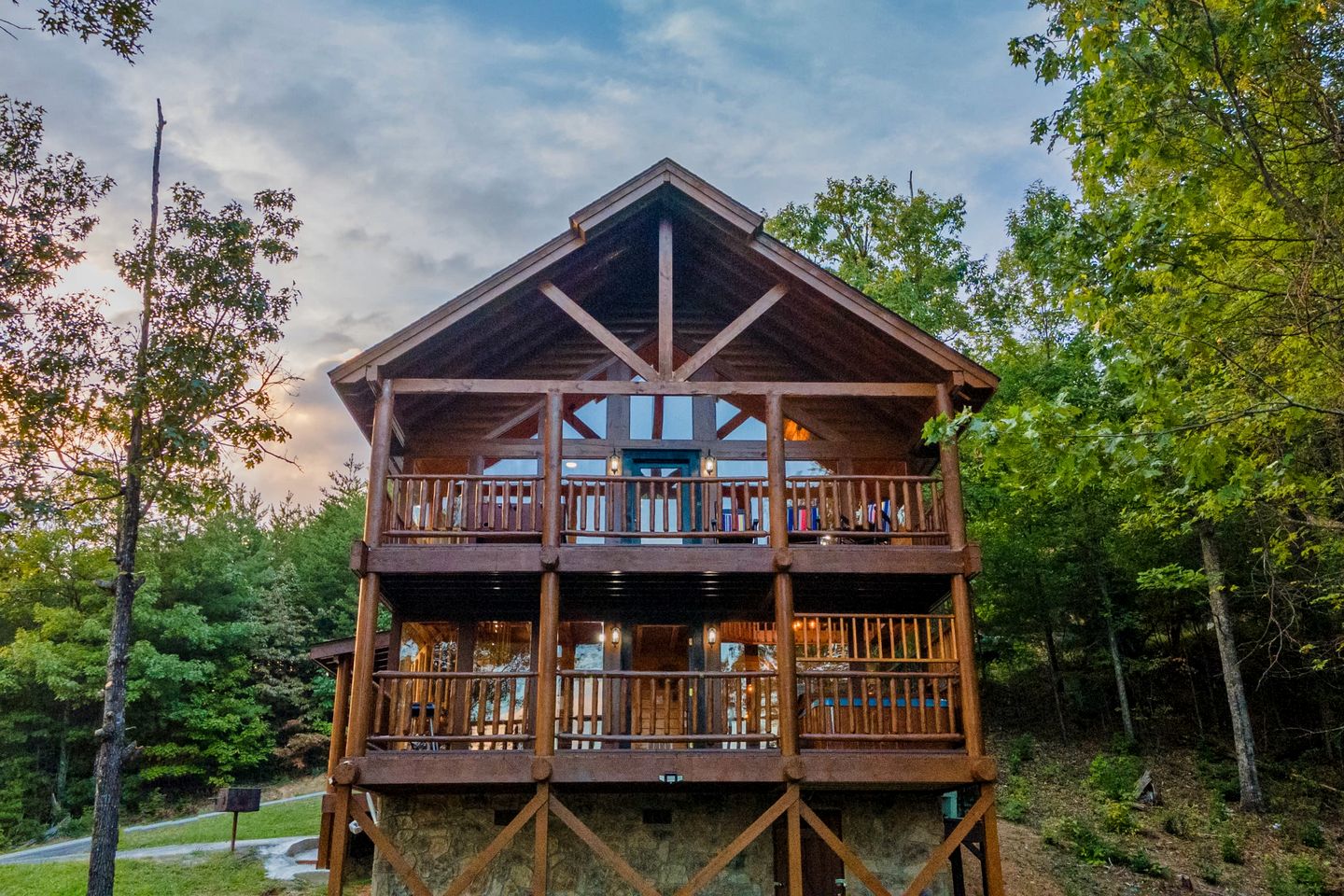 Secluded Luxury Cabin with Hot Tub & Game Room near Pigeon Forge, Tennessee