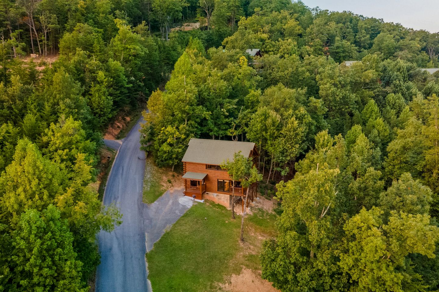 Secluded Luxury Cabin with Hot Tub & Game Room near Pigeon Forge, Tennessee