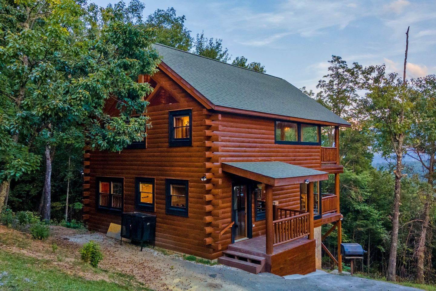 Secluded Luxury Cabin with Hot Tub & Game Room near Pigeon Forge, Tennessee