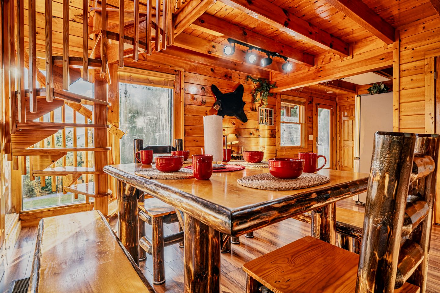 Secluded Luxury Cabin with Hot Tub & Game Room near Pigeon Forge, Tennessee