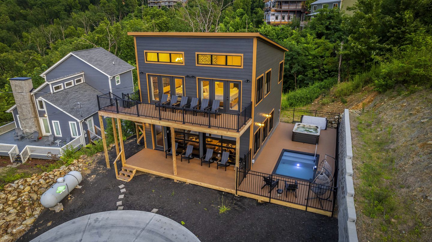 Mountain Retreat with Outdoor Pool, Jacuzzi and Views in Tennessee