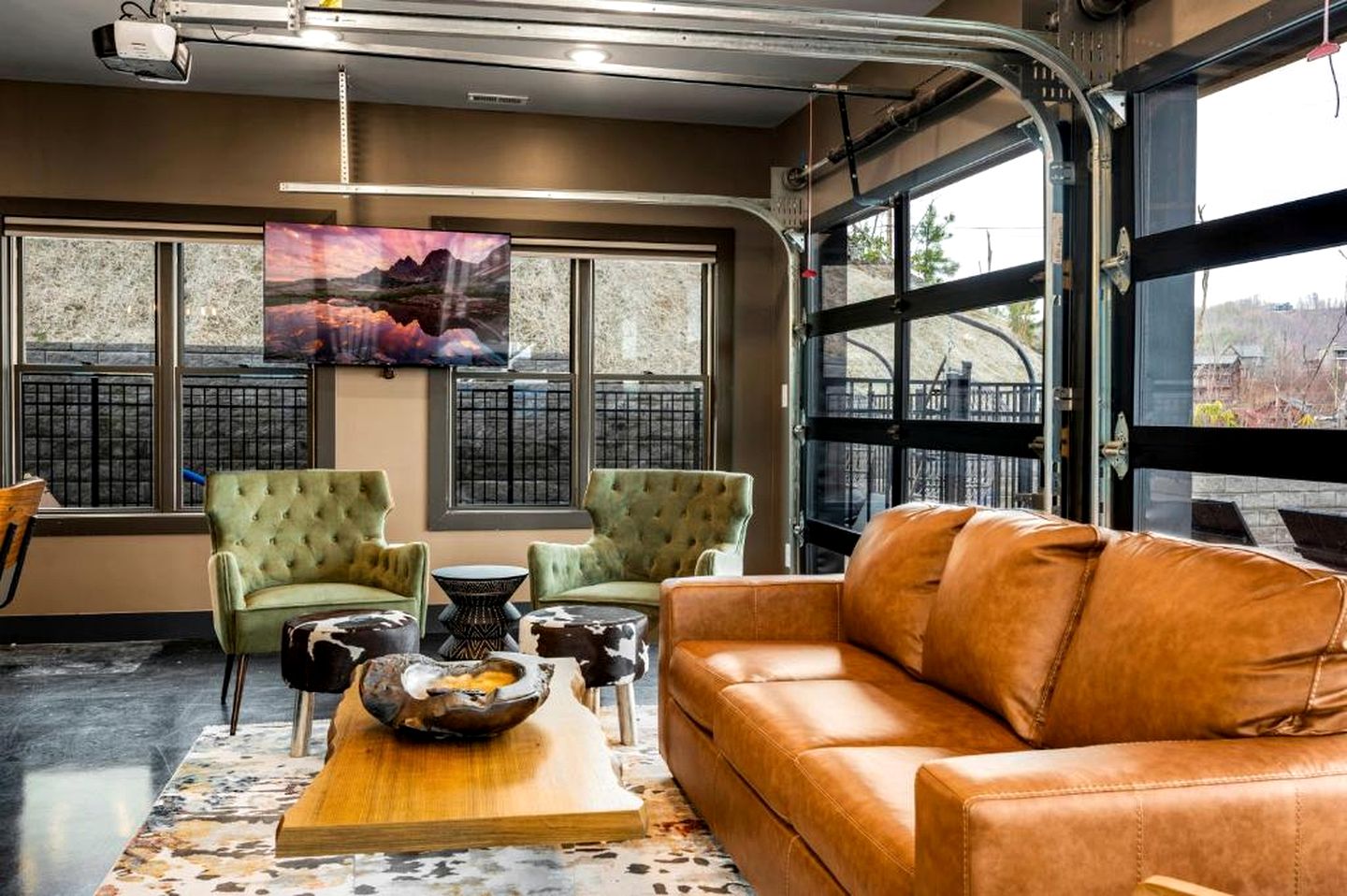 Mountain Retreat with Outdoor Pool, Jacuzzi and Views in Tennessee