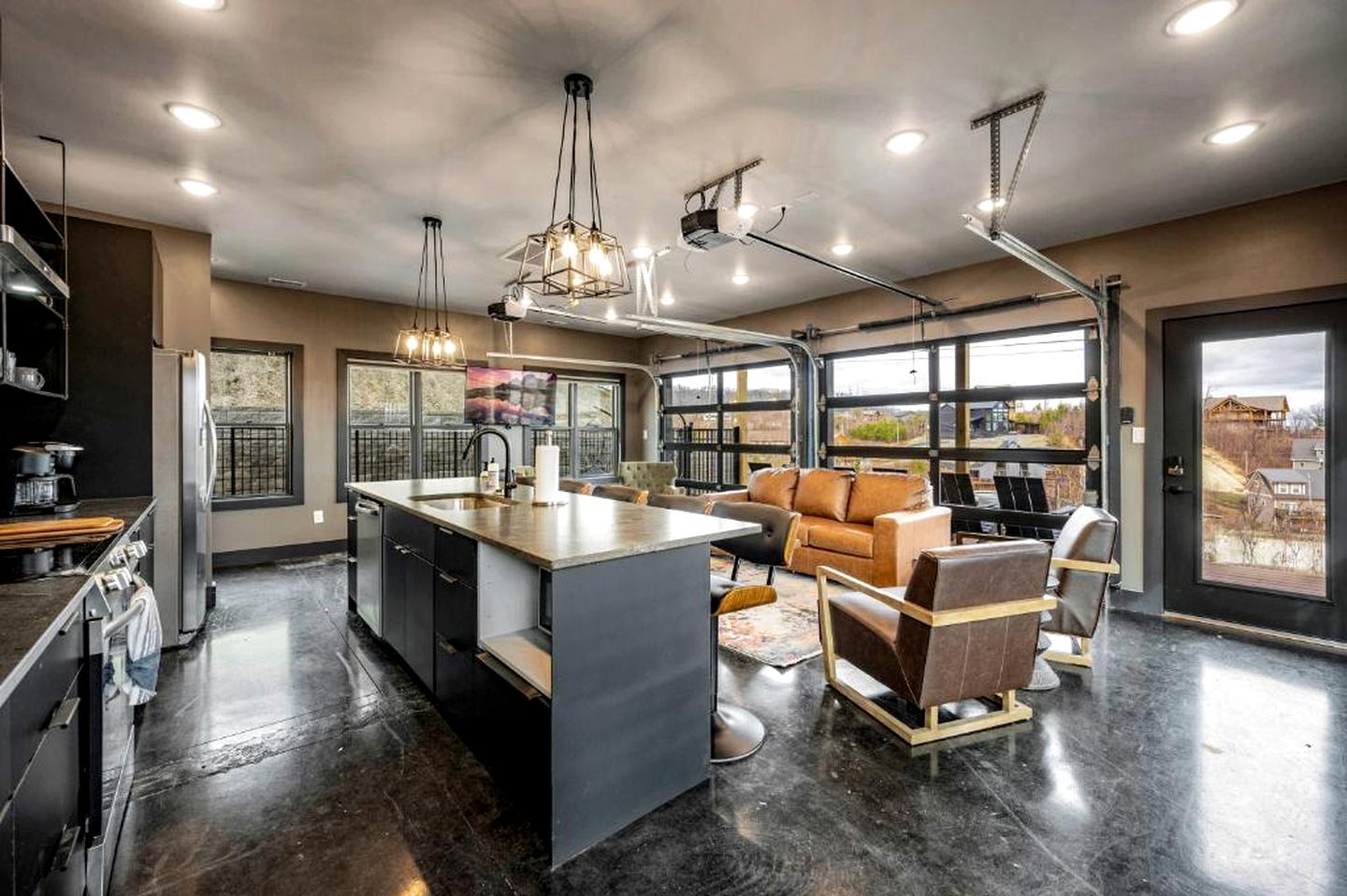 Mountain Retreat with Outdoor Pool, Jacuzzi and Views in Tennessee