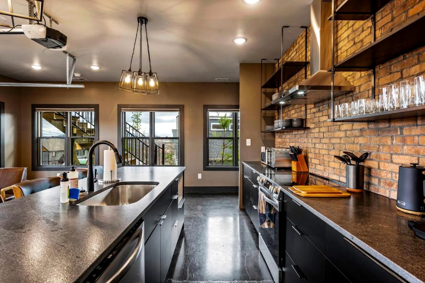 Mountain Retreat with Outdoor Pool, Jacuzzi and Views in Tennessee