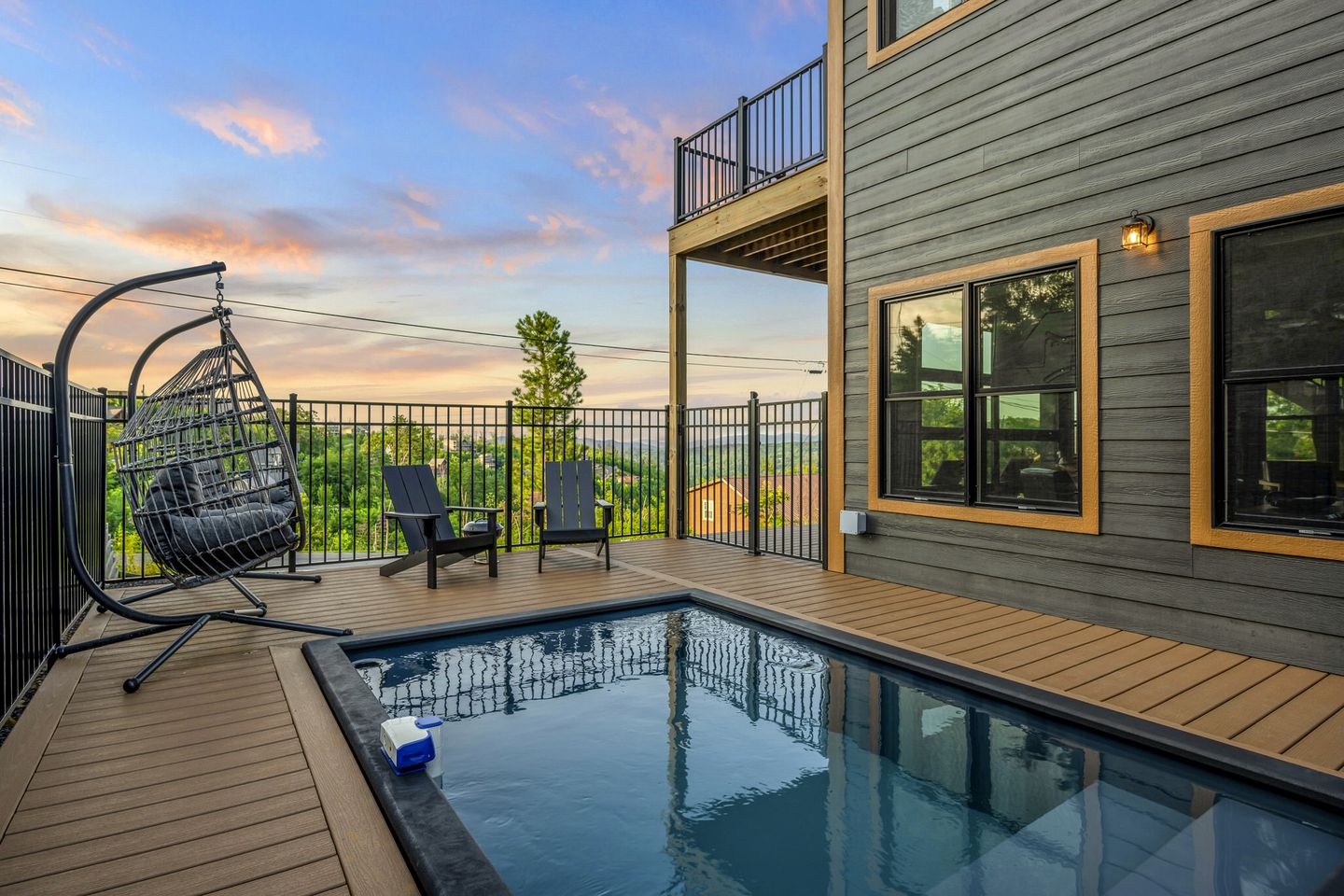 Mountain Retreat with Outdoor Pool, Jacuzzi and Views in Tennessee