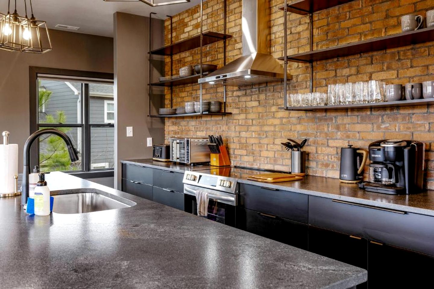 Mountain Retreat with Outdoor Pool, Jacuzzi and Views in Tennessee