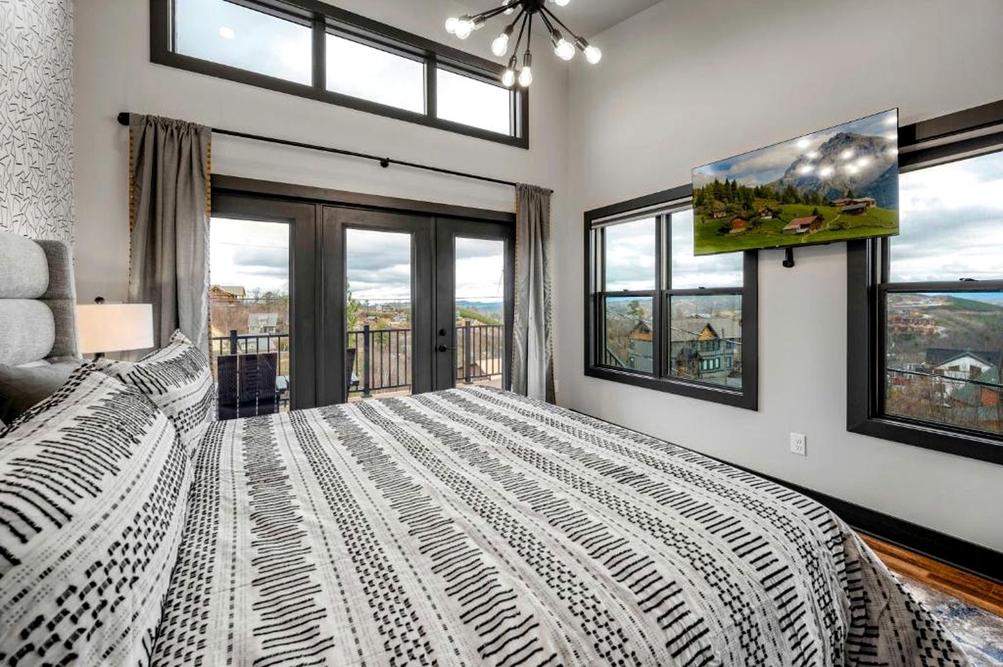 Mountain Retreat with Outdoor Pool, Jacuzzi and Views in Tennessee