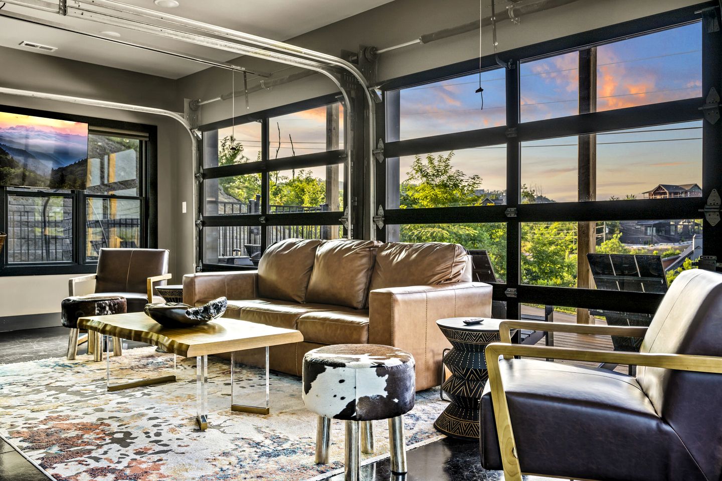 Mountain Retreat with Outdoor Pool, Jacuzzi and Views in Tennessee