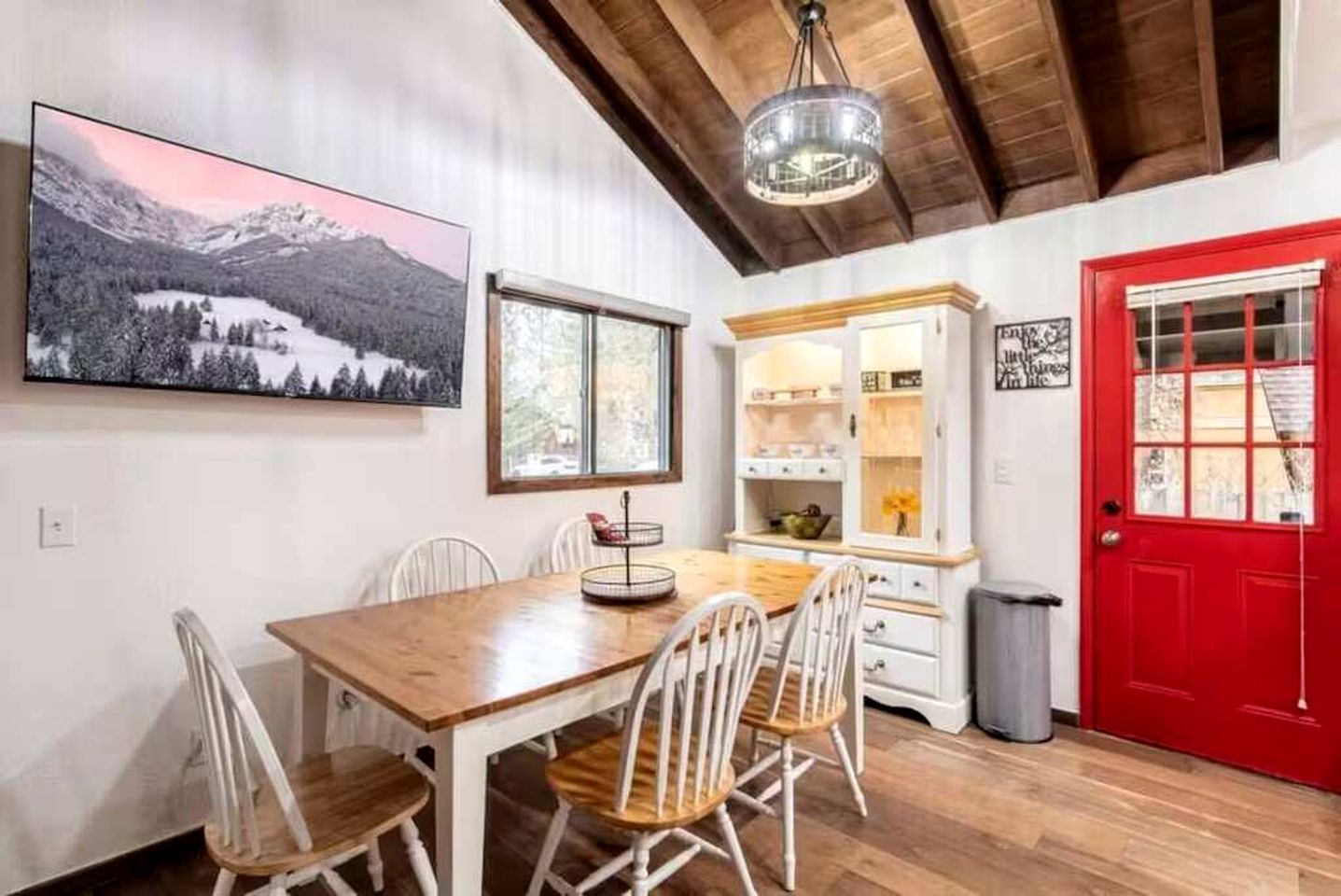 Your Mountain Oasis: Cabin with Hot Tub in Sugarloaf, California