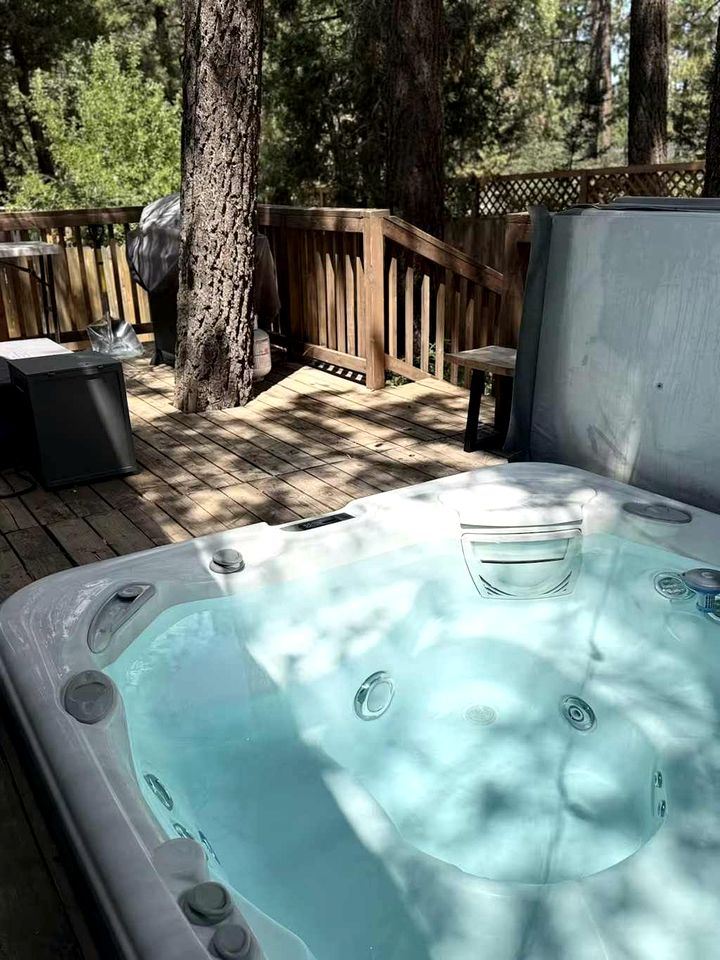 Your Mountain Oasis: Cabin with Hot Tub in Sugarloaf, California