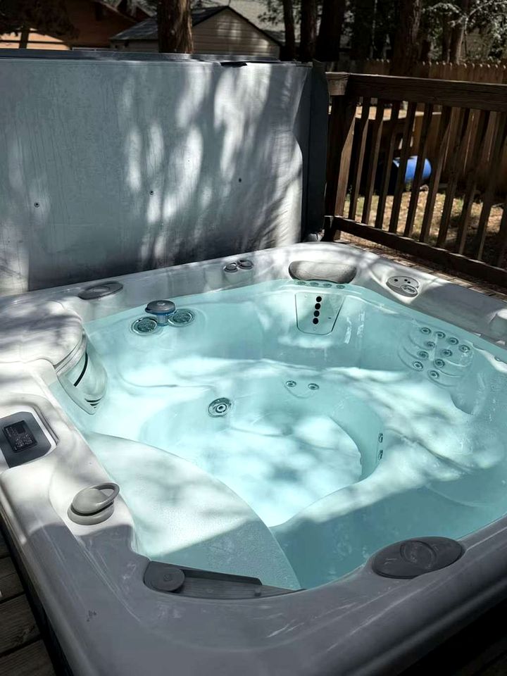 Your Mountain Oasis: Cabin with Hot Tub in Sugarloaf, California